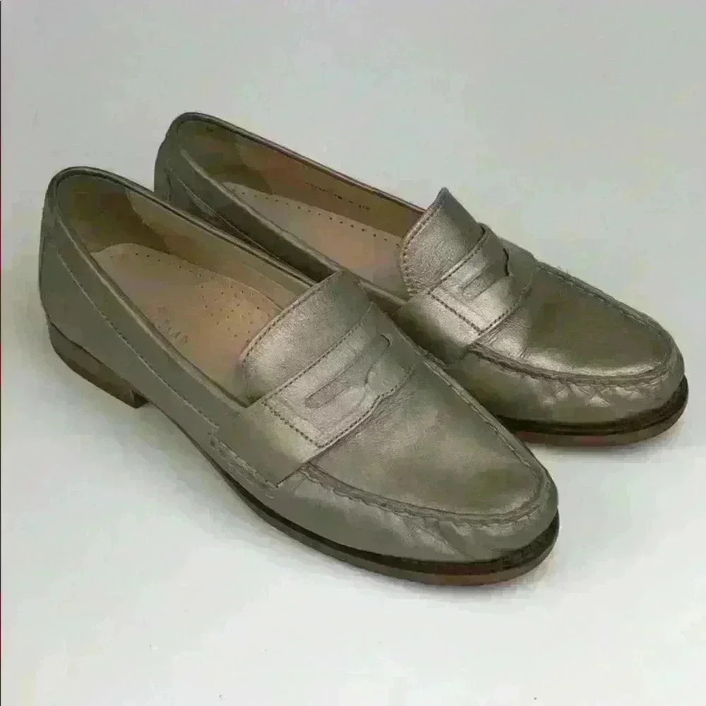 Women's Cole Haan Gold Loafers Size: 7B in EUC